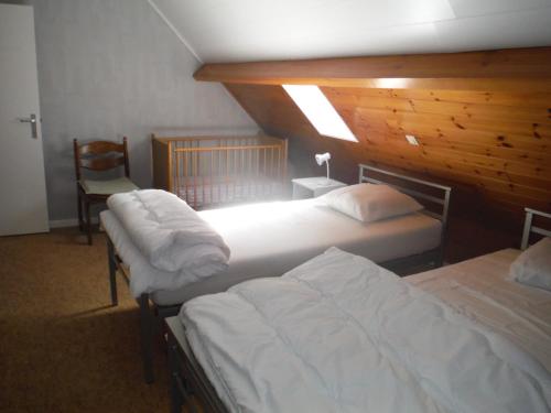 A bed or beds in a room at Hof ter Langeleye Planke