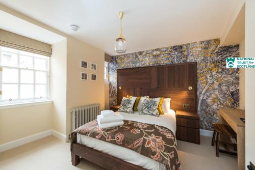 una camera d'albergo con un letto e una scrivania di The Riddoch Apartment by The National Trust Scotland a Edimburgo