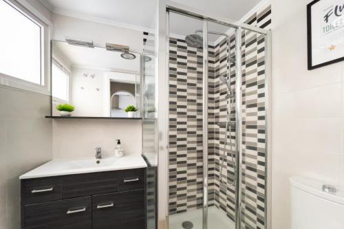 塔烏里托的住宿－Stunning Views Guaranteed，带淋浴和盥洗盆的浴室