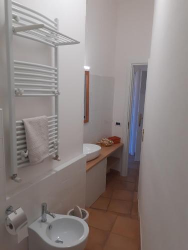 Baño blanco con 2 lavabos y espejo en VelaLatina Residence B&B Soverato - Camera Maestrale & Camera Tramontana, en Soverato Marina