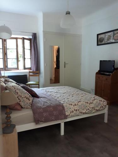 une chambre avec un lit et une pièce avec une fenêtre dans l'établissement Appart-charme-Aix, à Aix-les-Bains