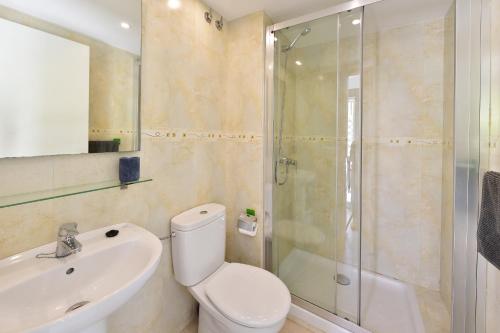 Bilik mandi di Apartamento luminoso en el centro de CADAQUÉS