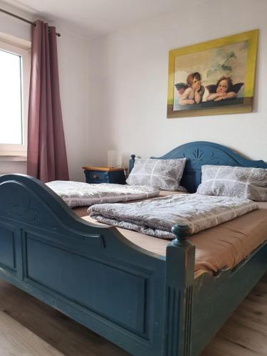 - 2 lits dans une chambre avec un cadre bleu dans l'établissement Penthouse "Michelangelo" GreatView, WiFi & Netflix, à Schweinfurt