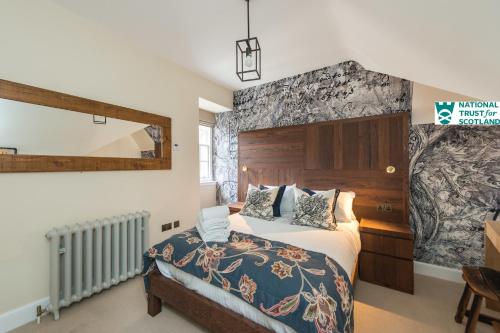 Ένα ή περισσότερα κρεβάτια σε δωμάτιο στο The Crichton Apartment by National Trust Scotland