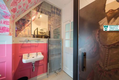 Ένα μπάνιο στο The Crichton Apartment by National Trust Scotland