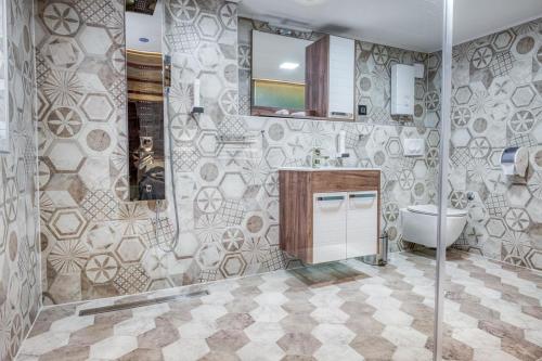 uma casa de banho com um chuveiro, um WC e um lavatório. em Ribarski konaci em Doboj