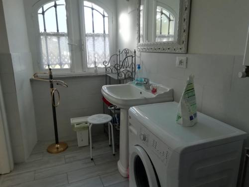 W łazience znajduje się pralka i umywalka. w obiekcie Marilyn's House 2 w mieście Frascati