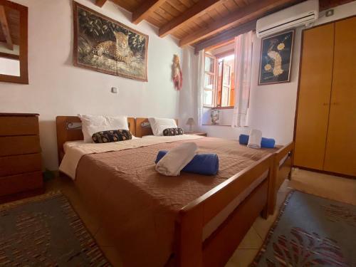 um quarto com 2 camas e uma janela em Villa Afroditi em Halki