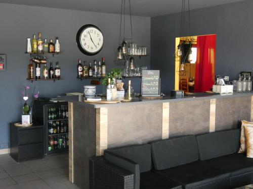 Lounge atau bar di Hôtel L'Agape