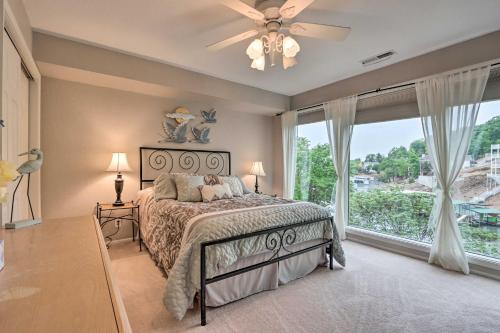 - une chambre avec un lit et une grande fenêtre dans l'établissement Regatta Bay Condo with Boat Slip and Resort Perks!, à Four Seasons