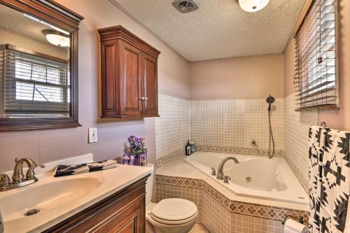 Ένα μπάνιο στο Cozy Cody House Less Than 10 Mi to Buffalo Bill Center!
