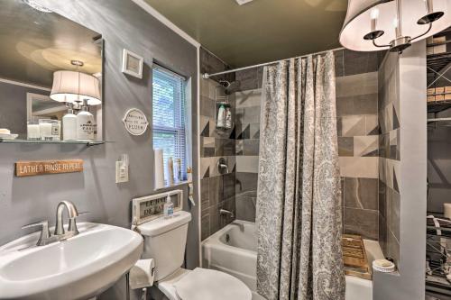 y baño con lavabo, aseo y bañera. en Renovated Home with Screened-In Patio on Hwy 90!, en Quincy