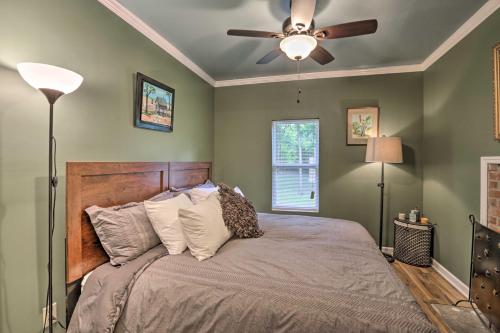 una camera con letto e ventilatore a soffitto di Renovated Home with Screened-In Patio on Hwy 90! a Quincy