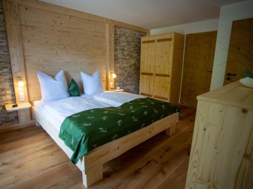 A bed or beds in a room at Ramslerhof - Chiemgau Karte