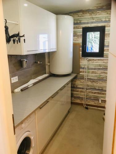 - une buanderie avec un lave-linge et un sèche-linge dans l'établissement Casa Léon, à Narbonne