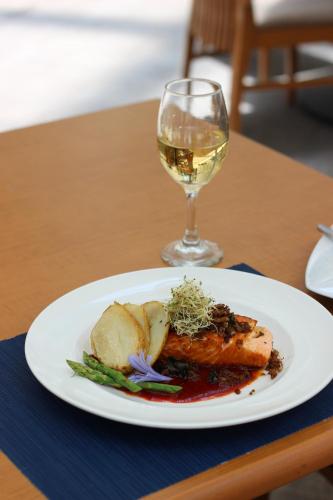 um prato de comida e um copo de vinho numa mesa em Crowne Plaza Leon, an IHG Hotel em León