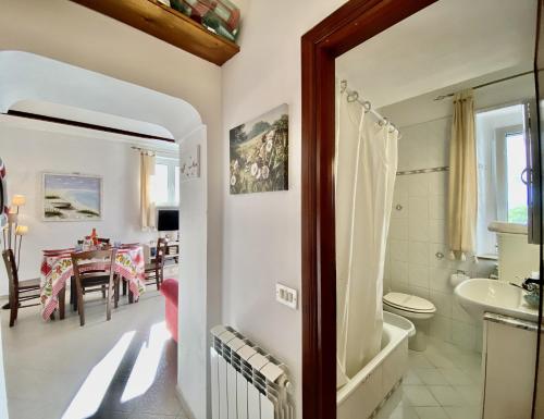 Dapur atau dapur kecil di Holidaycasa Mike - Con terrazzo vista mare