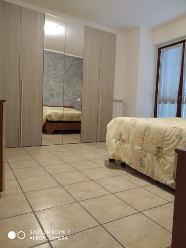 StronconeにあるMamma Giuliaのベッドルーム(ベッド1台、鏡付)
