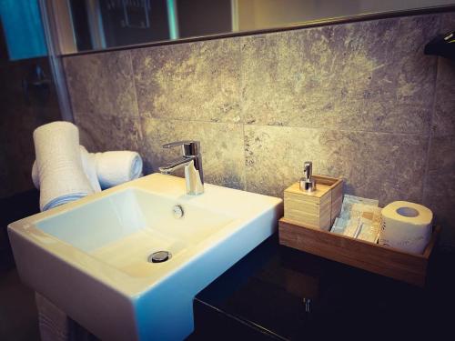 Ванна кімната в Charming Bellagio Boutique Hotel