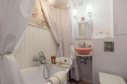 Ένα μπάνιο στο Vintage Lounge studio with sea view in Liepaja