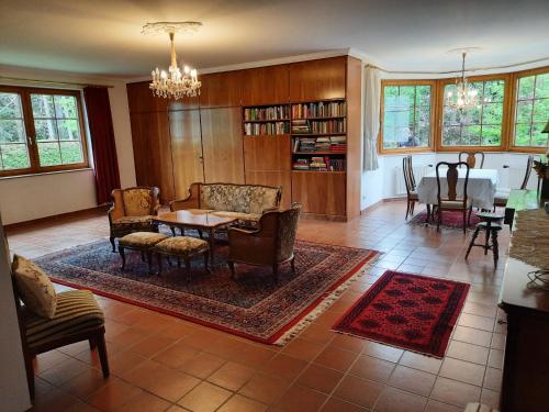 瑪利亞採爾的住宿－Haus Annaburg，客厅配有桌椅