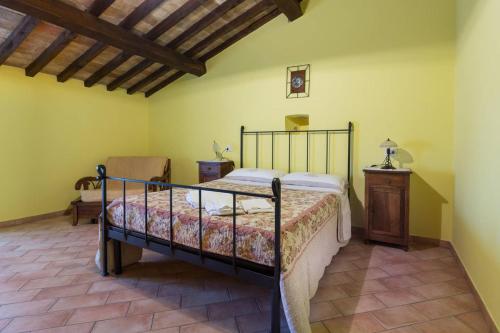 sypialnia z łóżkiem w pokoju z żółtymi ścianami w obiekcie One bedroom house with city view enclosed garden and wifi at San Vitale w mieście San Vitale