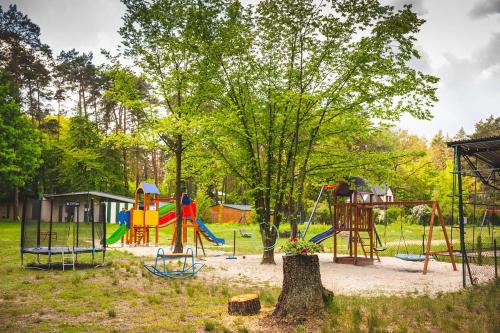 un parque con parque infantil con tobogán en AURA Grotniki, 