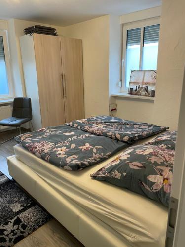 Un dormitorio con una cama con una manta. en Ferienwohnung Lucy, en Schweich