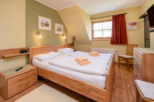 a bedroom with a bed with towels on it at Ferienpark Freesenbruch Wohnung 4 5 - Kranichtanz in Zingst