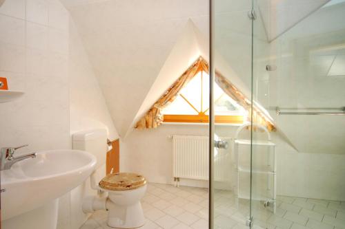 un bagno con wc, lavandino e doccia di Ferienpark Freesenbruch Wohnung 13b - Haubentaucher a Zingst