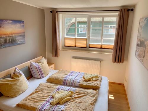 sypialnia z 2 łóżkami i oknem w obiekcie Haus Leni w Prerowie