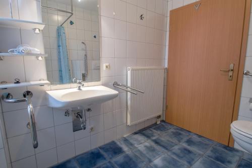 a bathroom with a sink and a toilet at Hoppenberg 9 EG links in Zingst