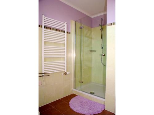 Das Bad ist mit einer Dusche und einer Glasdusche ausgestattet. in der Unterkunft Mühlenstrasse 19 - Wohnung 3 in Zingst