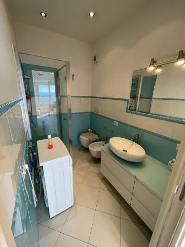 Baño con 2 lavabos y espejo en Casa Kalika, en Cefalú