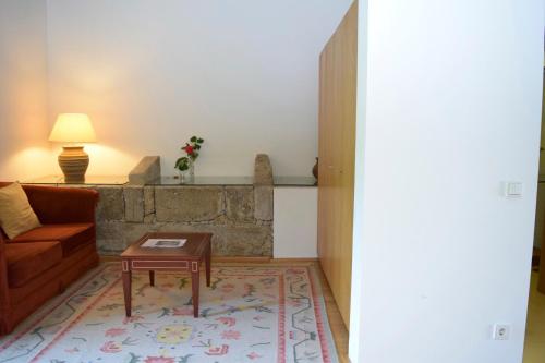 uma sala de estar com um sofá e uma mesa em Mosteiro De S. Cristovao De Lafoes em São Cristóvão de Lafões