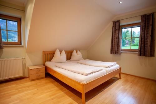 Tempat tidur dalam kamar di Mühlrad Appartements