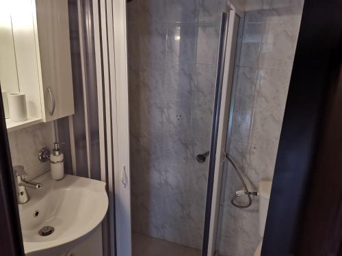 La salle de bains est pourvue d'une douche et d'un lavabo. dans l'établissement Lazarus Beach Sofitas, à Monemvasia