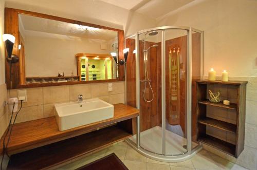 y baño con lavabo y ducha. en Chalet Berghof, en Flachau