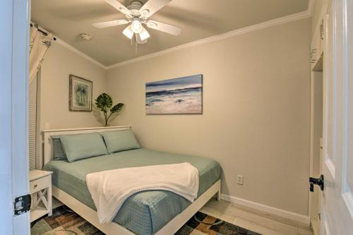 Un pat sau paturi într-o cameră la Galveston Condo, Walk to Beach and Fishing Pier!