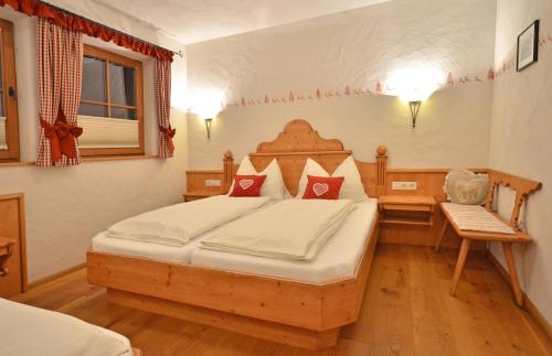 ein Schlafzimmer mit einem großen Holzbett in einem Zimmer in der Unterkunft Chalet Berghof in Flachau
