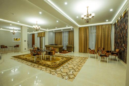Uma área de estar em Ruma Qala Hotel