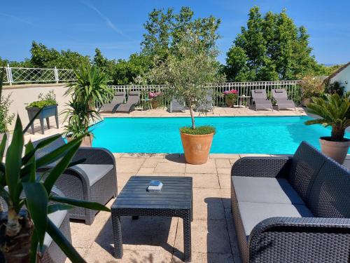 patio con tavolo e sedie e piscina. di La Belle Vie B&B a Montréal