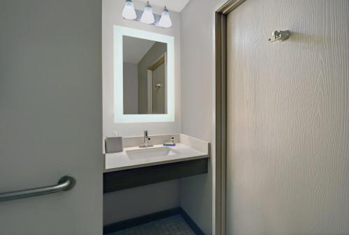 Un baño de Holiday Inn Express Adrian by IHG