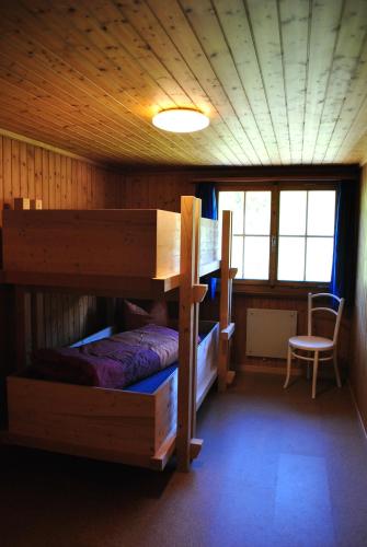 מיטה או מיטות קומותיים בחדר ב-Hof Surri