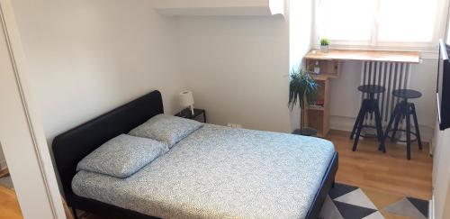 een slaapkamer met een bed in een kamer bij Studio République Centre NETFLIX inclus in Orléans