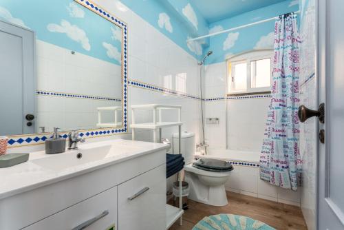bagno con lavandino, servizi igienici e specchio di Beauty & Cozy apartment a Tavira