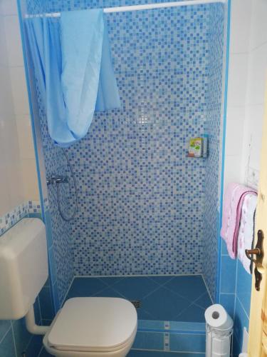 Kamar mandi di Two Angels