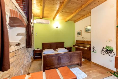 ein Schlafzimmer mit einem Bett und einem Waschbecken in der Unterkunft Apartment Tara in Kaštela