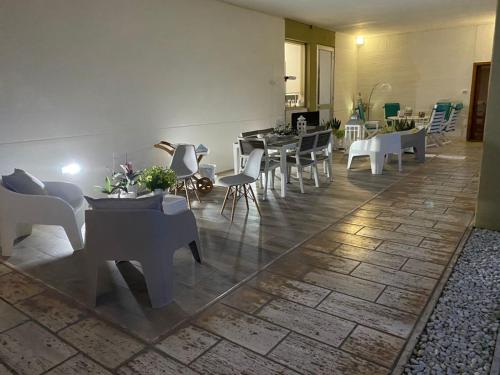 Ruang duduk di Virò House