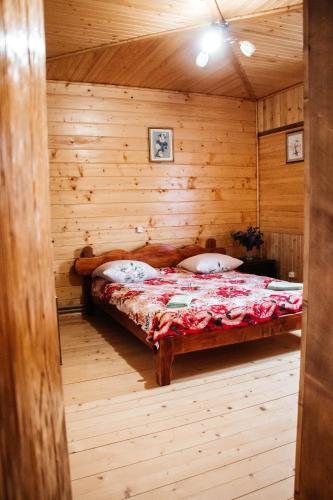 a bedroom with a bed in a wooden cabin at Котедж з неймовірними краєвидами, Карпатський Чан DREAM, Чан Джакузі in Slavske